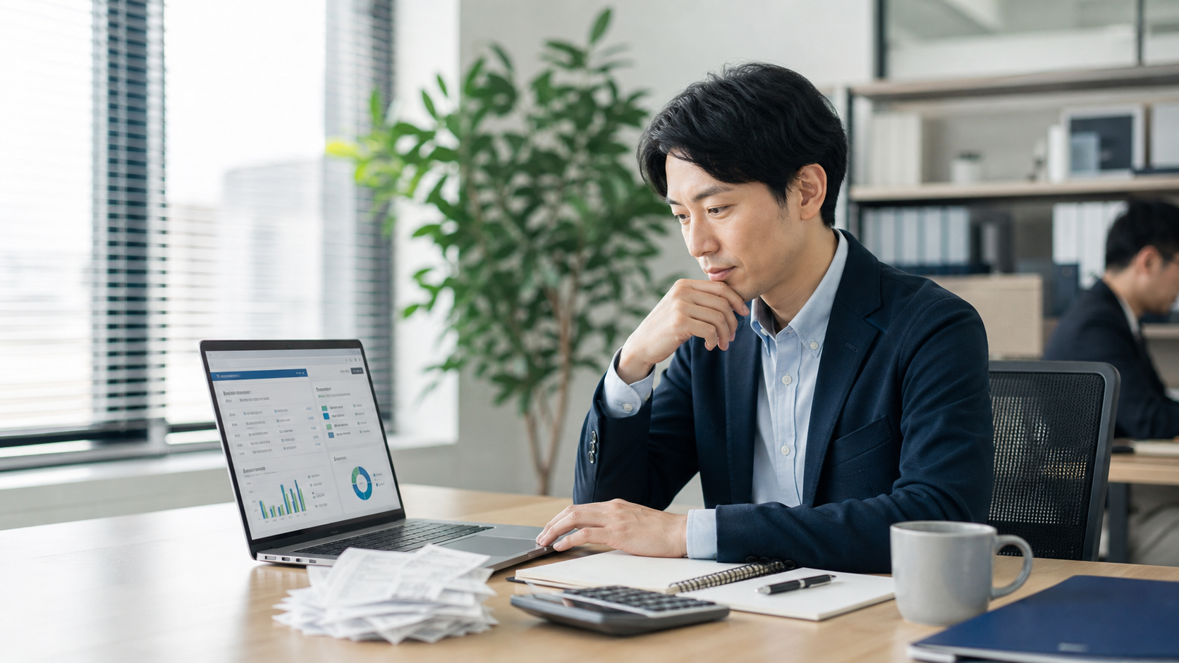 AIを活用しながら経理業務を確認する担当者のイメージ